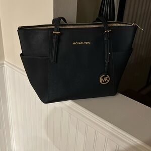 Michael Kors
only used a couple of times. Great bag . Comes with dust bag.